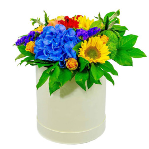 Цветы в коробке с декоративными цветами