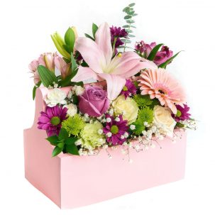 Цветы в корзинке с лилиями