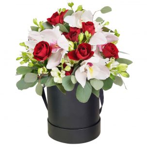 Цветы в коробке с орхидеями