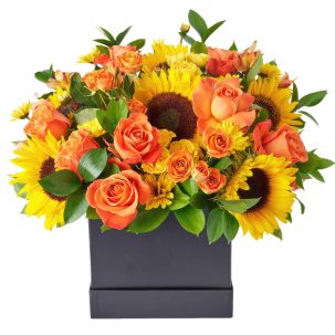 Цветы в коробке с хризантемами